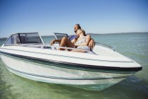 Casal sentado em barco na água — Fotografia de Stock