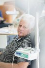 Uomo anziano che riceve infusione endovenosa in ospedale — Foto stock