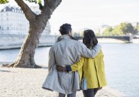 Couple marchant le long de la Seine, Paris, France — Photo de stock