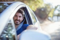 Ritratto di uomo felice guida auto — Foto stock