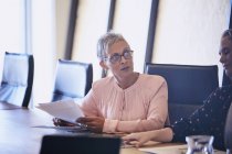 Внимательная деловая женщина слушает в конференц-зале — стоковое фото
