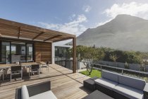 Sunny home showcase exterior balcony with mountain view — Stock Photo