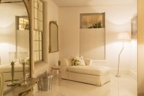 Chaiselongue im Luxus-Wohnzimmer bei Nacht — Stockfoto