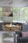Casa moderna escaparate interior cocina y mesa de comedor - foto de stock
