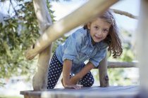 Menina escalando na casa da árvore ao ar livre — Fotografia de Stock