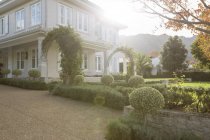Декоративний сад і розкішний будинок — стокове фото