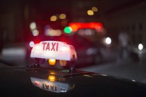 Close up of illuminated Parisian taxi light, Parigi, Francia — Foto stock