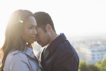 Jovem casal atraente abraçando ao ar livre — Fotografia de Stock
