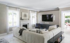 Домашня вітрина вітальня з секційним диваном — стокове фото