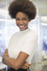 Glückliche junge Geschäftsfrau lächelt im Amt — Stockfoto