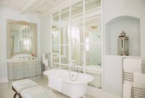 Vista interior do banheiro de luxo — Fotografia de Stock