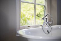 Baignoire trempée à la fenêtre dans la salle de bain — Photo de stock