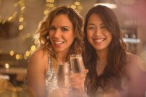 Портрет усміхнених жінок друзів тостів флейти шампанського — стокове фото