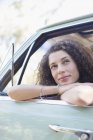 Frau entspannt sich während Autofahrt an Autotür — Stockfoto