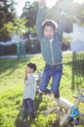 Мальчик прыгает от радости на улице — стоковое фото