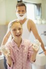 Батько і дочка грають з кремом для гоління — стокове фото