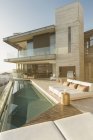 Сонячний сучасний розкішний будинок вітрина екстер'єр з басейном на колінах — стокове фото