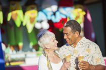 Seniorenpaar isst Eistüten im Freizeitpark — Stockfoto