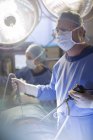 Chirurg bei laparoskopischen Eingriffen im Operationssaal — Stockfoto