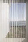 Марля шторами в Сонячний, спокійна вікна з видом на океан — стокове фото