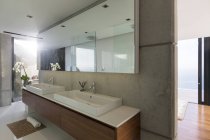 Pias e espelhos no banheiro moderno — Fotografia de Stock