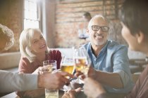 Paare stoßen am Restauranttisch auf Bier und Weingläser an — Stockfoto