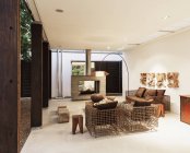 Sessel und Kamin im modernen Wohnzimmer — Stockfoto