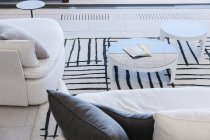 Sofa und Couchtisch im modernen Wohnzimmer — Stockfoto