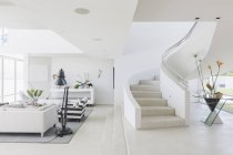 Maison de luxe moderne blanche vitrine escalier en colimaçon et salon — Photo de stock