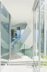 Солнечный современный роскошный дом витрины интерьера коридор архитектуры — стоковое фото