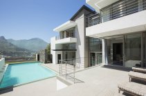 Modernes Haus und Schwimmbad tagsüber — Stockfoto