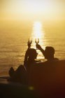 Silhouette Paar Toast Weingläser auf Balkon mit ruhigen Sonnenuntergang Meerblick — Stockfoto