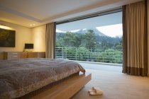 Роскошная спальня с видом на горы — стоковое фото