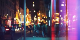 Вуличні вогні міської вулиці вночі — стокове фото