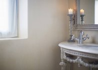 Свеча горит в роскошной ванной комнате — стоковое фото