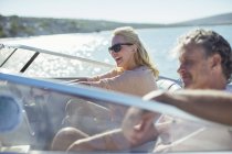 Couple driving boat in water — Stock Photo