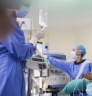 Dois cirurgiões preparando equipamentos médicos para a operação — Fotografia de Stock