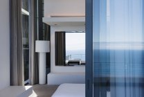 Porta di vetro e finestre della casa moderna con vista sull'oceano — Foto stock