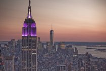 Емпайр-Стейт-Білдінг при сходом сонця, Нью-Йорк, Нью-Йорк, США — стокове фото