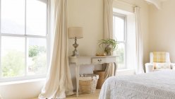 Vorhang und Schminktisch im rustikalen Schlafzimmer — Stockfoto