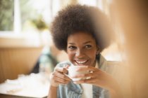 Щасливі молодої жінки п'ють кави в кафе — стокове фото
