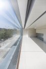 Sole splendente su finestre di edificio moderno — Foto stock