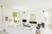 Bianco, soggiorno moderno all'interno — Foto stock
