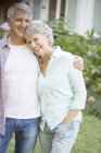 Older couple hugging outdoors — Stock Photo