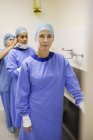 Женщины-хирурги готовятся к операции в больнице — стоковое фото