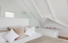 Спальня в роскошном современном доме — стоковое фото