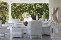 Meubles en osier blanc sur patio de luxe — Photo de stock