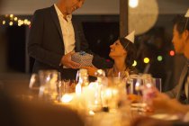 Homem dando presente da esposa na festa de aniversário — Fotografia de Stock