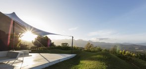 Спокойный, солнечный роскошный внутренний дворик с видом — стоковое фото