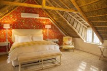 Luxus-Mansardenschlafzimmer unter Holzdach — Stockfoto